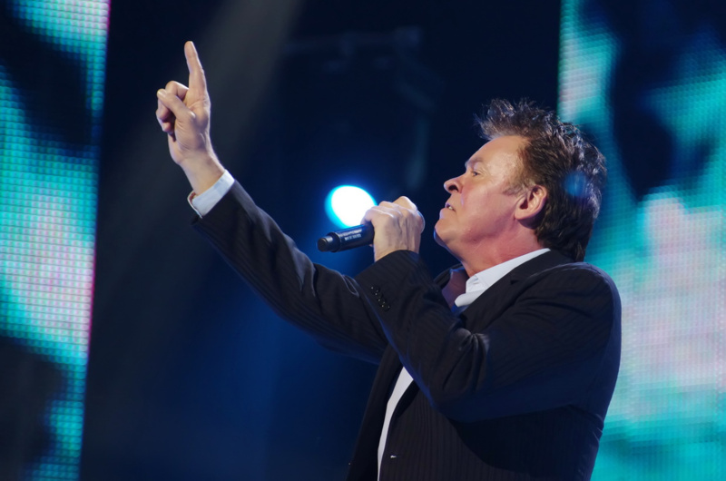 Paul Young – Don’t Dream It’s Over (2011)